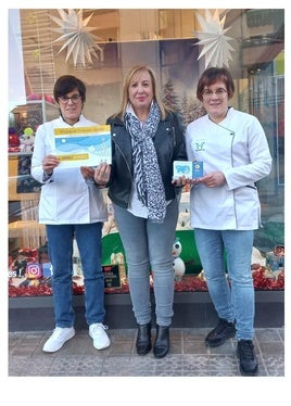 Federopticos Apraiz posa con el premio junto a la teniente de alcalde, Edurne Maguregi.