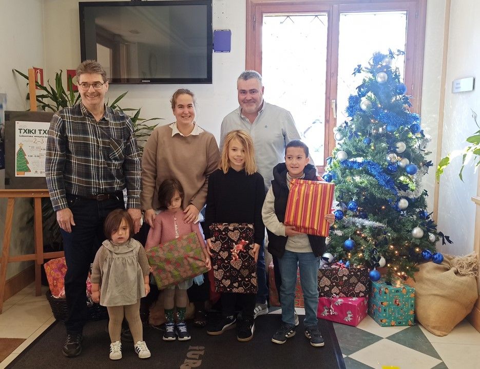 Los niños fueron premiados en el concurso de postales de Iurreta.