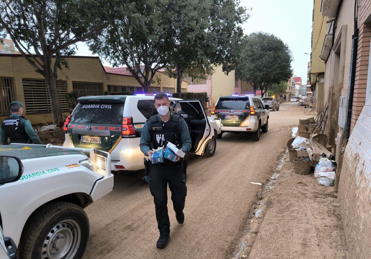 Imagen de un componente de la Guardia Civil de Bizkaia trabajando en la zona afectada por la DANA.