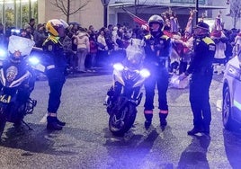 Efectivos de la Guardia urbana, a la cabeza del desfile de Olentzero y Mari Domingi.