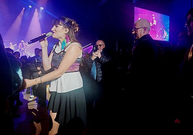 Cantando entre el público 'La puerta violeta'.