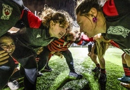 Las chicas del Gaztedi forman una melé en un entrenamiento.