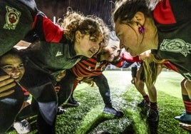 Las chicas del Gaztedi forman una melé en un entrenamiento