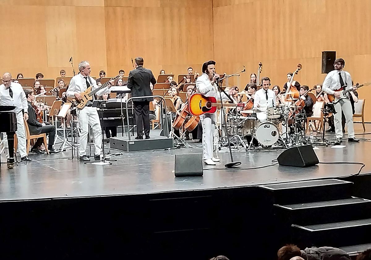 El tronchante tributo a Elvis Presley de John Mancis en Santander