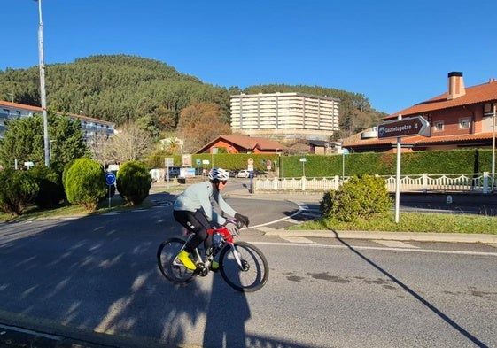 Imagen de la rotonda de Irubide, en Bakio, que une las calles San Pelaioko Bide Nagusia, Urzabal y Basigoko Bide Nagusia.