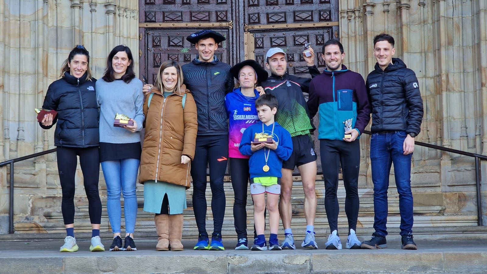 Los premiados posan con los diferentes premios.