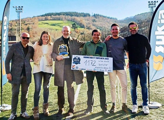 Miembros de la JAED, Sukia y Cafés Baqué junto a representantes del Ayuntamiento y de la Cultural.