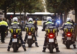 Agentes de la Policía Local patrullan en moto por el centro de Vitoria.