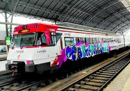 Un tren de Cercanías, con un llamativo grafiti en su carrocería, descansa en una de las vías de Abando.