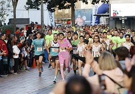 Algunos participantes optan por completar la carrera disfrazados.