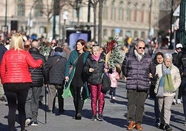 Varias personas caminan cerca de los Tinglados del Arenal de Bilbao.