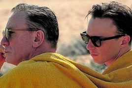 Daniel Craig y Drew Starkey, en una escena de la película de Luca Guadagnino, que como es habitual en su estilo cuida al máximo la estética.