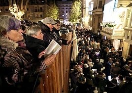 Centenares de vitorianos han vuelto a entonar la Cirila frente a La Unión.