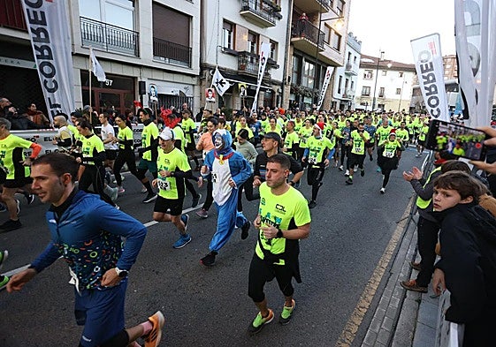 Un millar de personas se calza las zapatillas en la San Silvestre de Galdakao