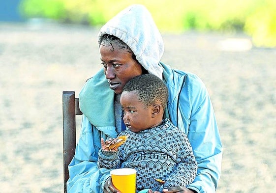 Una madre y un niño en Canarias, zona de llegada de migrantes.