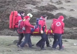 Servicios de asistencia trasladan al montañero herido en el Gorbea.