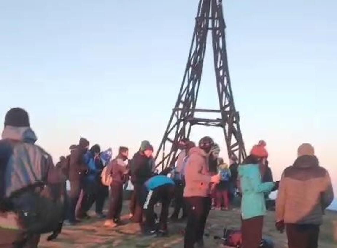 Centenares de montañeros desafían a las bajas temperaturas para subir al Gorbea el último día del año