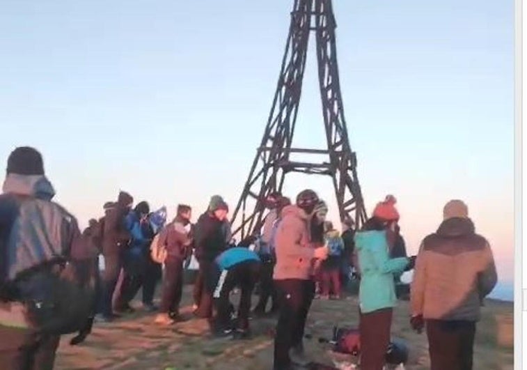 Centenares de personas se trasladaron al Gorbea desde primera hora.