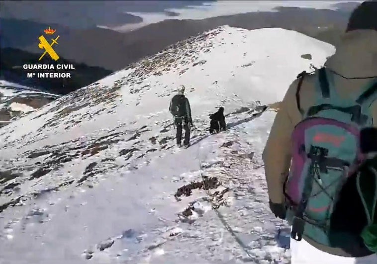 Uno de los momentos del rescate en el Pico San Lorenzo