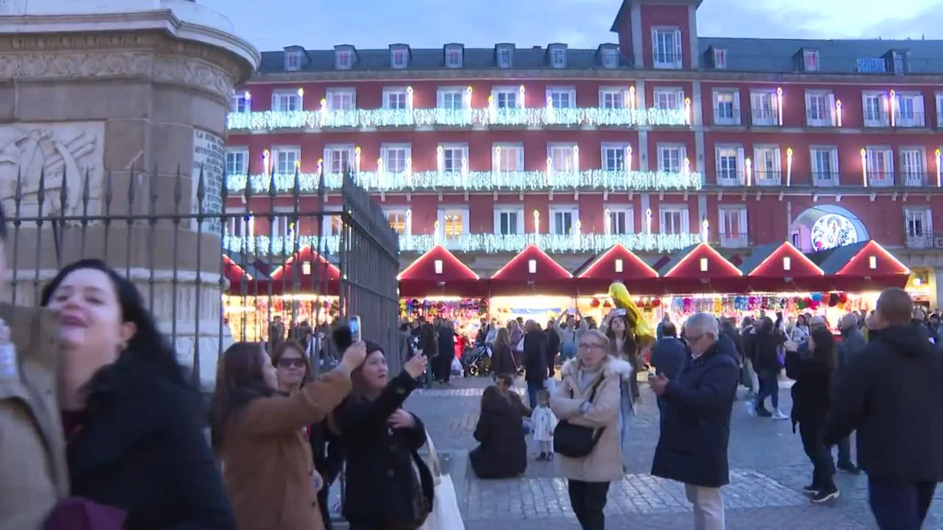 Multitud de personas acuden al mercadillo navideño en la Plaza Mayor de Madrid