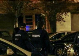 Imagen de archivo de ertzainas durante una actuación de noche en una localidad de Gipuzkoa.