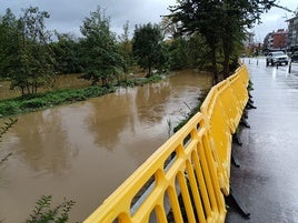 El último episodio de crecidas en octubre inundó el bidegorri y desprendió un talud cerca de Fadura.