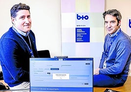 Juan Fernández, coordinador de innovación en Bioaraba, y Aritz Urcola, jefe de Oftalmología.