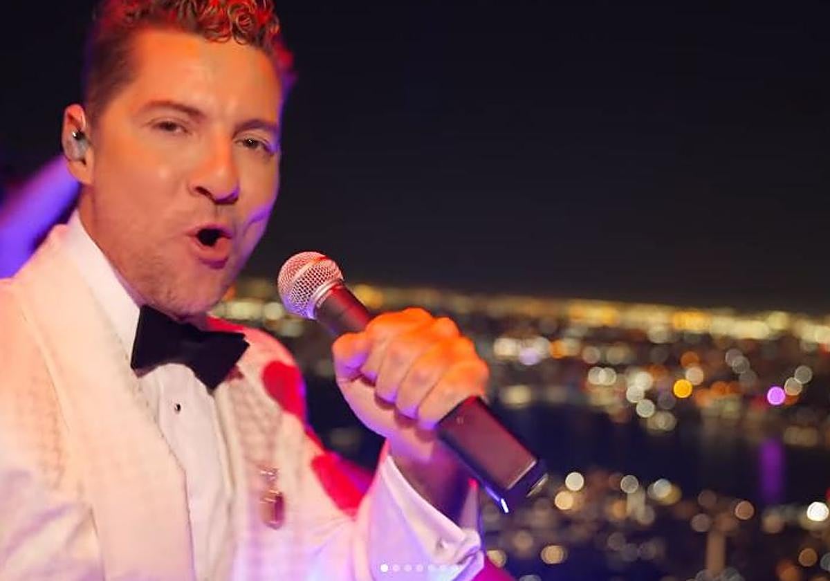 Bisbal despide el año cantando villancicos desde lo alto del Empire State