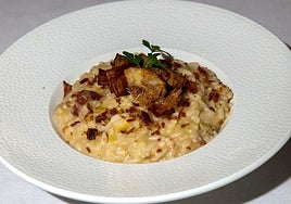 Arantza Galán, Patricia Franca, Hanan Khiouich, Marc Seriola y Veronica Silva brindan en el restaurante Bakh de Vitoria