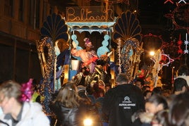 El rey Baltasar saluda a los niños de Getxo a su paso por Las Arenas en la cabalgata del año pasado.