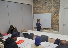 La asociación San Nicolas Zabalik inauguró en diciembre un nuevo local para impartir clases de castellano a inmigrantes.