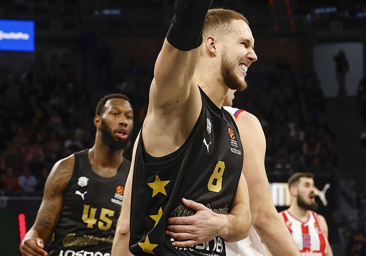 Sedekerskis se duele de un golpe ante el Estrella Roja.