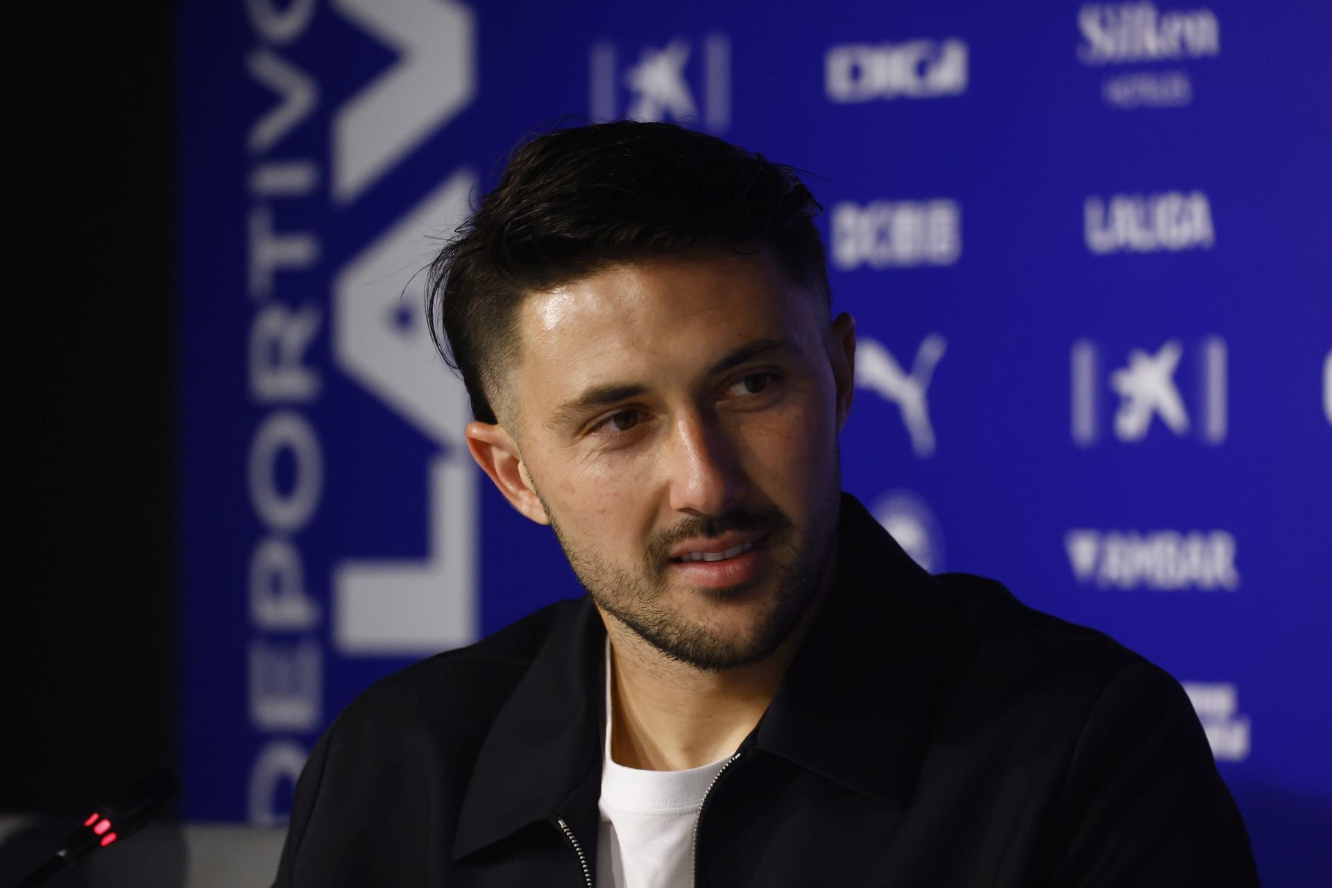 Imagen secundaria 1 - Facundo Garcés: «Le di mi palabra al Alavés hace un año y aquí estamos»