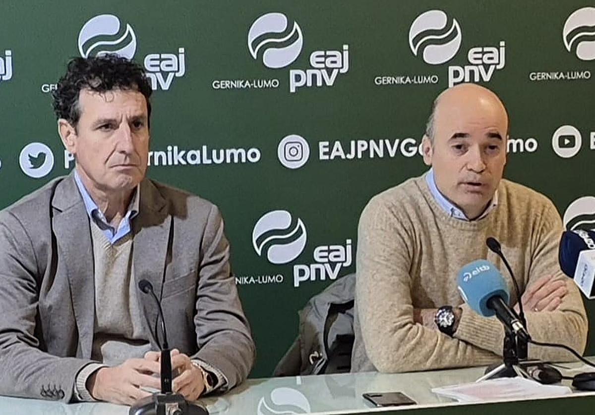 De izquierda a derecha, Eduardo Vallejo, presidente de la Junta municipal del PNV de Gernika, y Xabier Irazabal, portavoz del grupo jeltzale en la oposición en el Ayuntamiento de la villa foral.