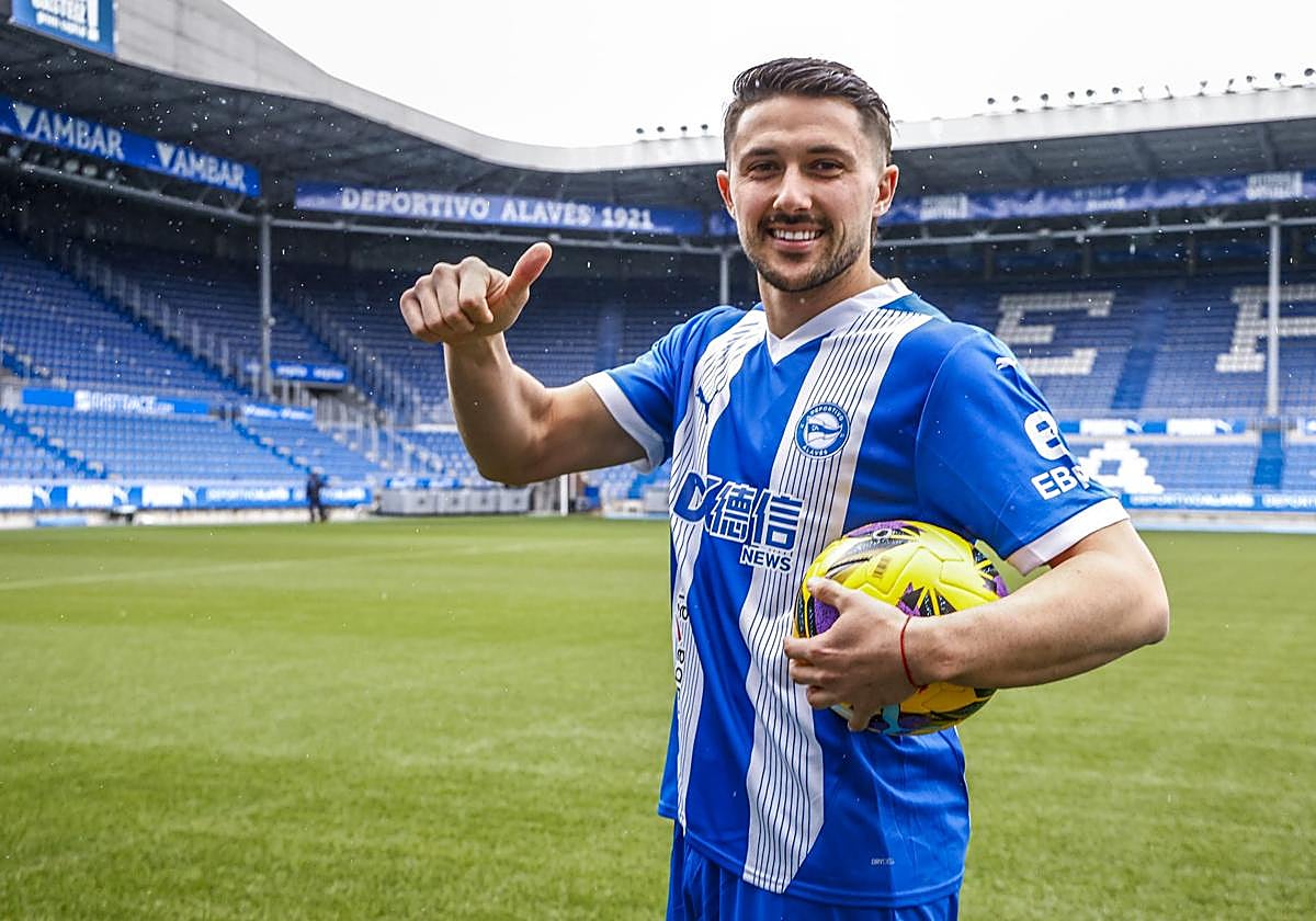 Facundo Garcés, durante su presentación con el Alavés.