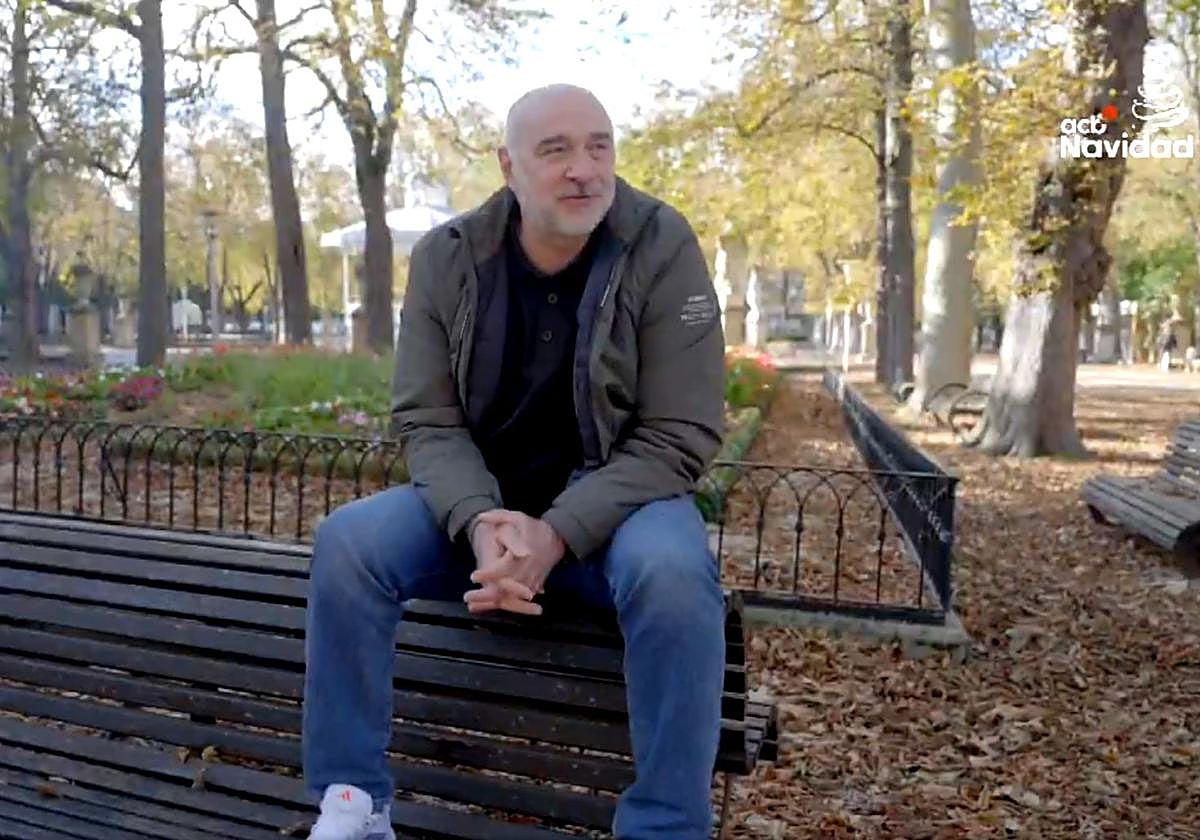 Laso, sentado en un banco del Parque de la Florida.