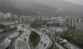 Retenciones en la A-8, sentido Cantabria, por un accidente en Barakaldo