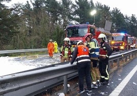 Reabren dos carriles de la AP-8 cortada durante once horas tras volcar un camión con queroseno en Deba