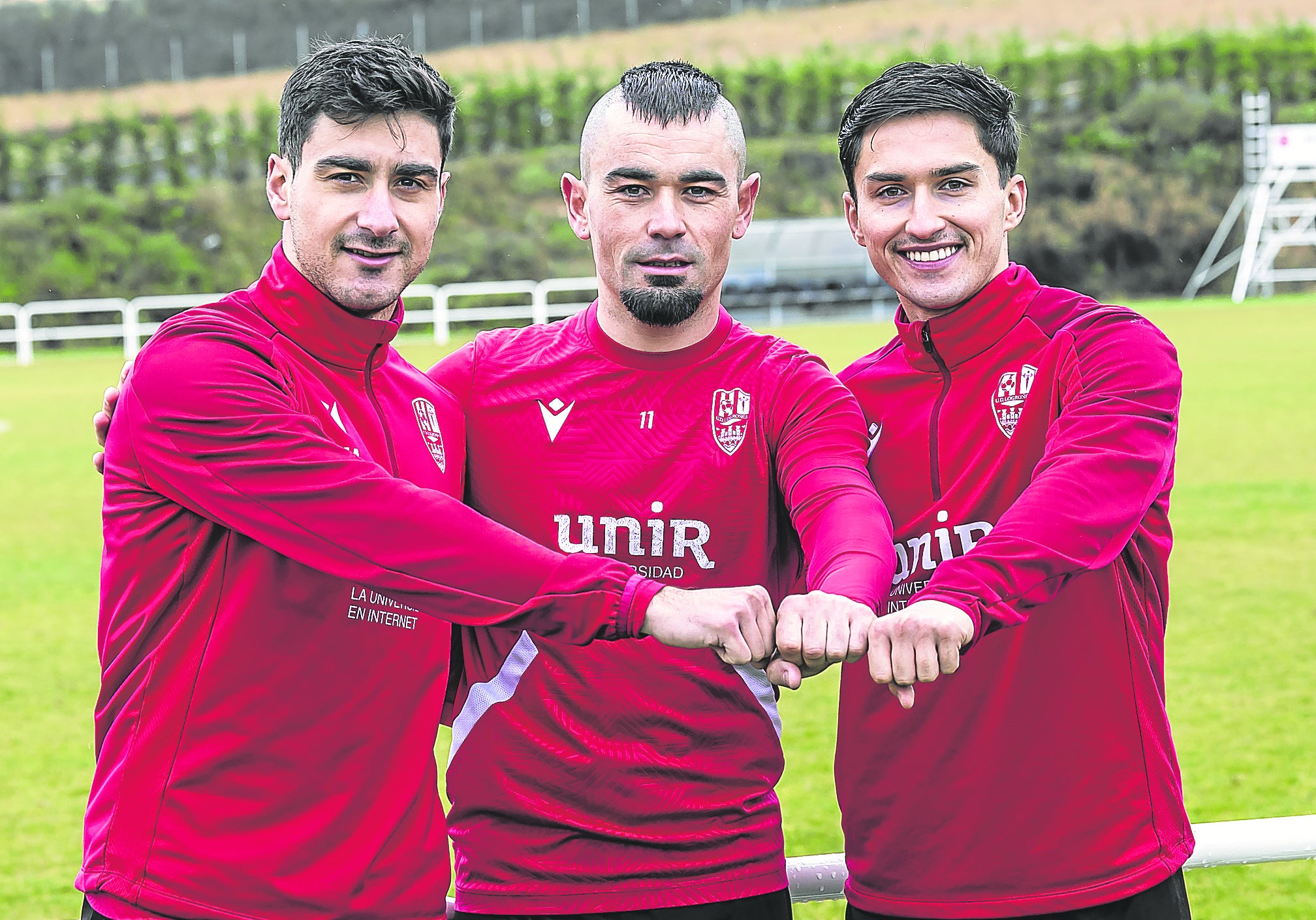 Álex Gualda, Jon Madrazo y Álvaro Mateo, de izquierda a derecha, tras entrenar el viernes en la ciudad deportiva del UD Logroñés.
