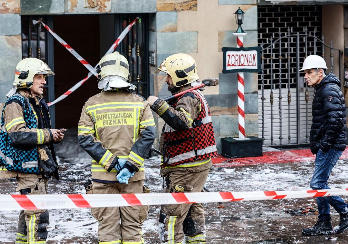 Bomberos en el incendio del bloque de Balmaseda