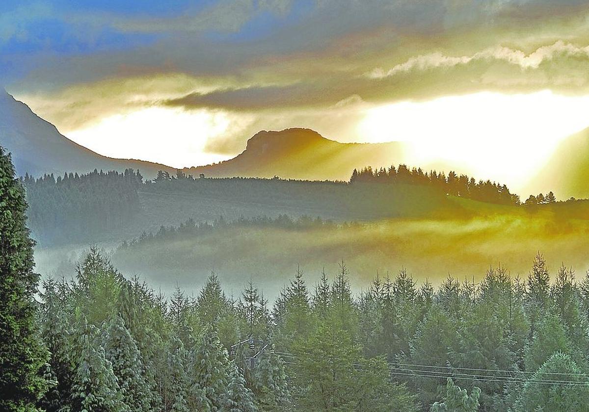 El Orisol, un ancho monte de caliza rodeado de frondosos bosques.