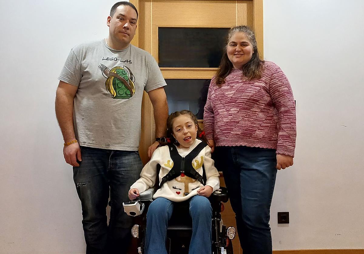 Sara, rodeada de sus padres, en su domicilio de Basauri.