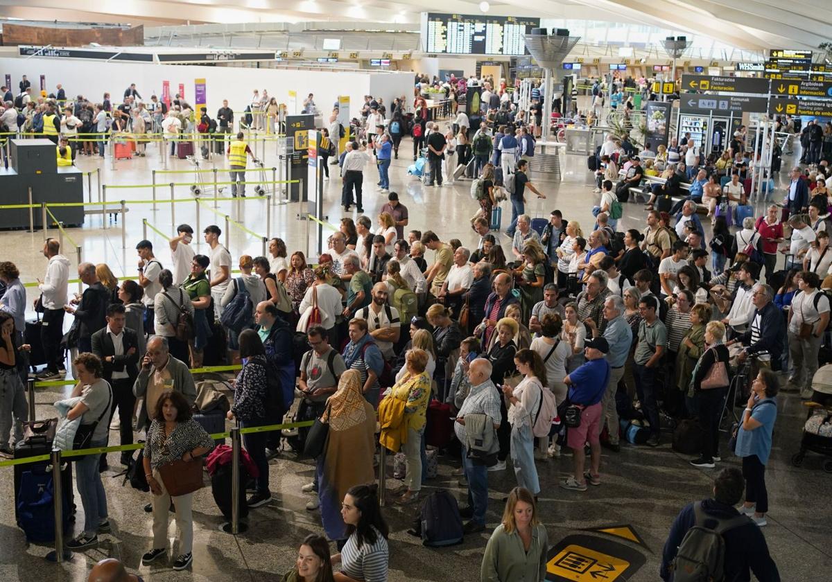 Los viajeros se amontonan en la terminal de Loiu, cada vez con más frecuencia abarrotada, en una jornada de verano.