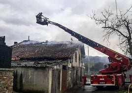 Los bomberos revisan el caserío que en marzo se incendió en Amurrio.