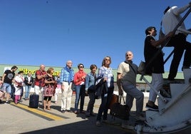 Pasajeros alaveses, durante el embarque de un vuelo a Mallorca