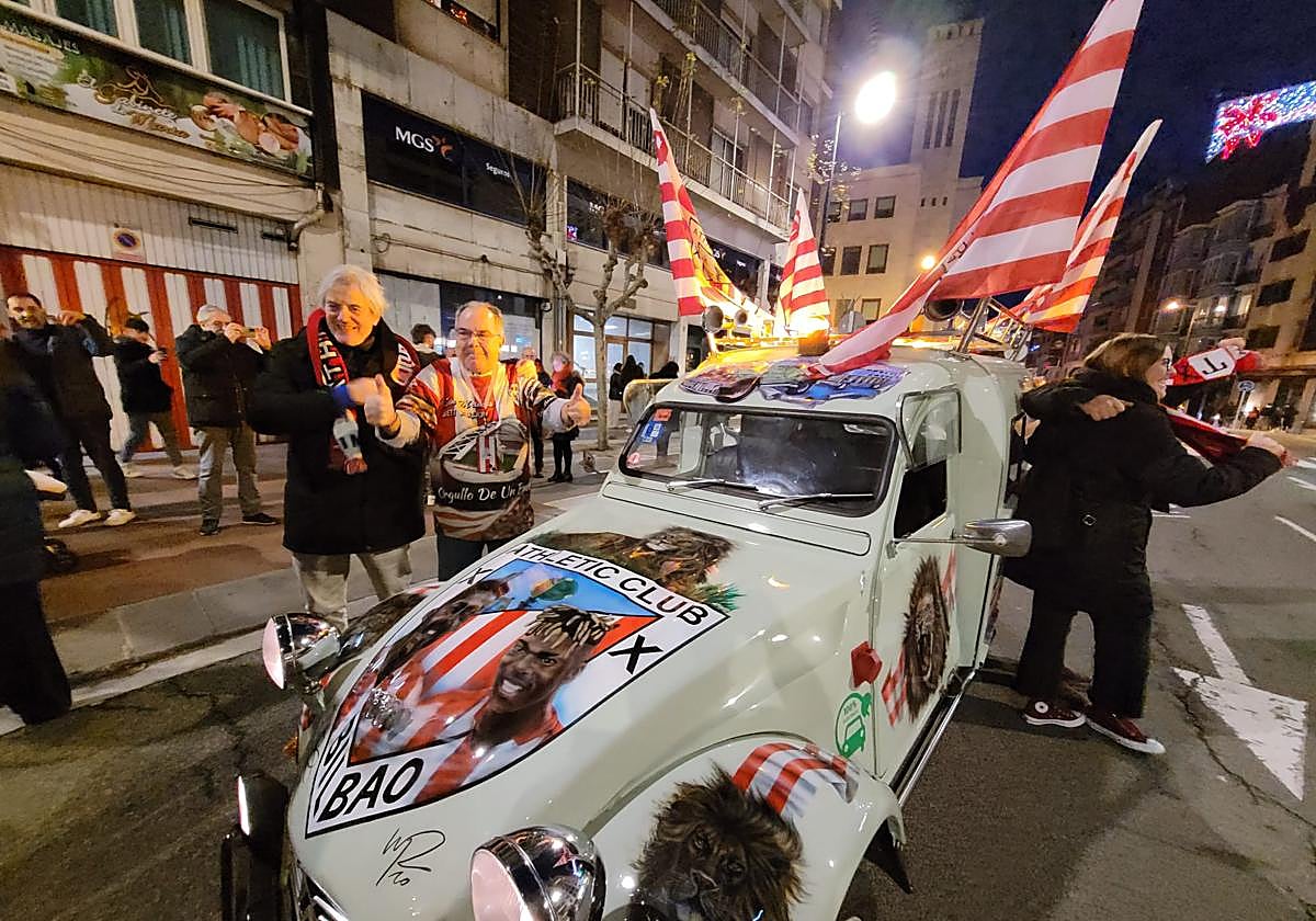 En un &#039;dos caballos&#039; de 65 años desde Mungia a Logroño para animar al Athletic