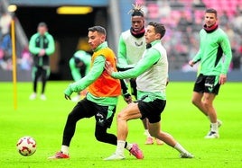 De Marcos y Berenguer pelean por un balón en el reciente entrenamiento a puerta abierta en San Mamés.