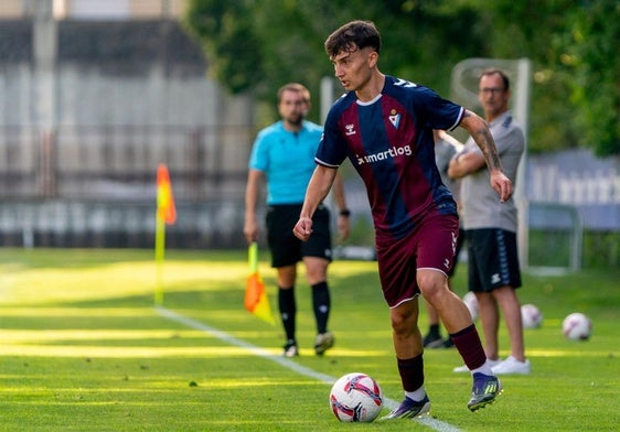 Eric Pérez, durante un amistoso con el Eibar en pretemporada, con Joseba Etxeberria al fondo.