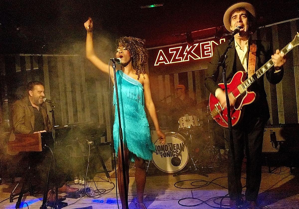 Víctor Puertas (teclas), Koko-Jean David con el primer vestido, Dani Baraldés (guitarra) y Marc Benaiges (batería).
