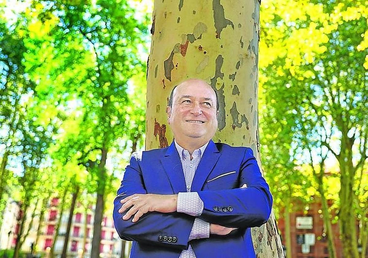 Andoni Ortuzar posa en los Jardines de Albia de Bilbao antes de atender la entrevista en su despacho de Sabin Etxea.